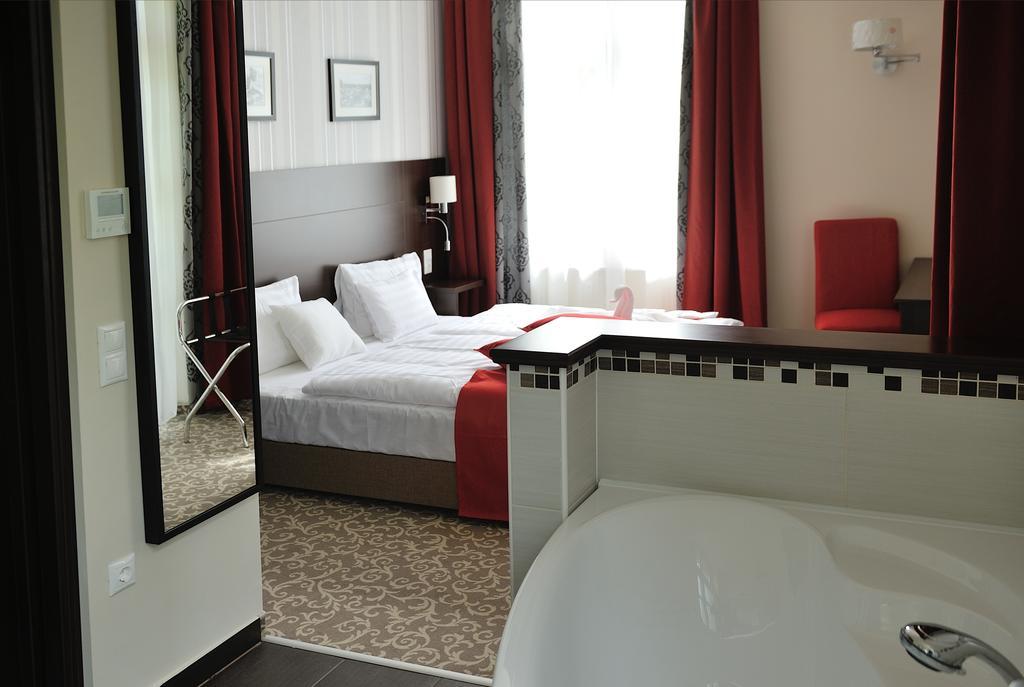 Corner Hotel & Kavehaz Dunaujvaros Room photo